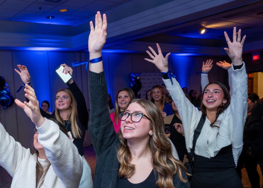 Students reach in air for a t-shirt